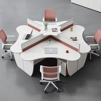 Poste de travail au design créatif avec bureaux pour employés au design unique, écrans en forme de cœur, aménagement de bureau pour huit personnes