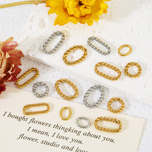 Anillo de conexión rectangular de acero inoxidable chapado en oro de 18 quilates con bucle abierto retorcido para la fabricación de pulseras y accesorios de joyería. - Product Image 1