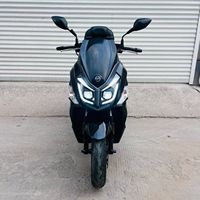 Scooter à essence SYM Cruisym 150 d'occasion, 150cc, confortable pour les trajets quotidiens, moto à pédales à vendre
