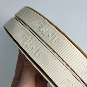 <span class=keywords><strong>Cinta</strong></span> de Grosgrain Personalizada de Doble Cara, Ecológica, 100% Poliéster, Impresa en 3D <span class=keywords><strong>con</strong></span> Relieve, <span class=keywords><strong>con</strong></span> Logotipo Negro, 3/4 Pulgadas - Product Image 1