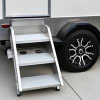 Solution d'assainissement pour sites d'événements extérieurs et rassemblements publics, avec un design moderne et durable : Remorque de toilettes mobiles de luxe remorquable