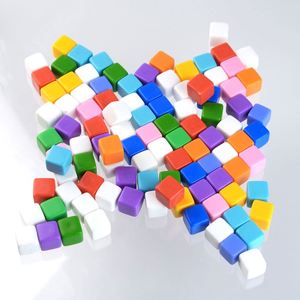 Dés vierges multicolores en vrac pour jeux de société et enseignement des mathématiques - Product Image 1