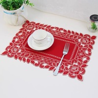 Nappe de table classique européenne Ychon en gros, chemin de table brodé ajouré pour la décoration de table de mariage et de fête
