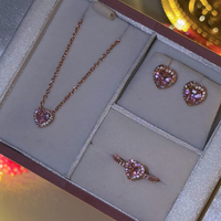Ensemble de bijoux de luxe en argent 925 hypoallergénique plaqué or rose avec anneau en forme de cœur rose serti de zirconiums cubiques, boucles d'oreilles et collier