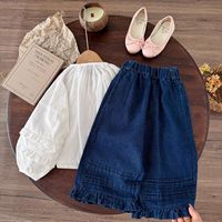 Ensemble 2 pièces élégant pour bébés filles : Blouse florale et pantalon en jean – Collection Automne 2026 – Tenue décontractée pour tout-petits