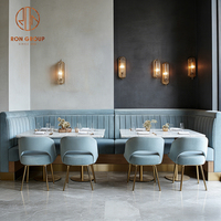 Ensemble de mobilier de luxe léger bleu en pierre frittée, comprenant table carrée, chaises et banquette en velours pour café et restaurant