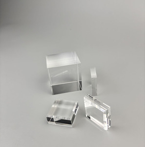 Khối Acrylic một hình khối hình chữ nhật acrylic với cảm giác mờ cao cấp và rõ ràng, có các cạnh và góc riêng biệt. - Product Image 2