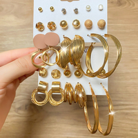 Nouvelle Collection 2023 : Ensemble de Boucles d'Oreilles Huggie pour Femme, Bijoux en Perles pour Usage Quotidien et Soirées, Luxueux Ensemble de Boucles d'Oreilles en Cristal