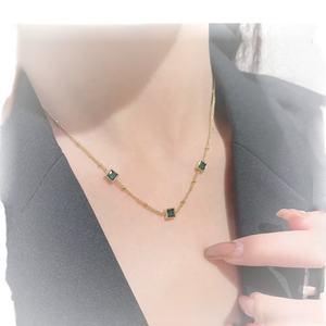 Collar con Colgante Cuadrado de Acero Inoxidable Chapado en Oro de 18K al por Mayor, Collar Geométrico con Cristal de Circonia Cúbica Verde para Mujer - Product Image 1