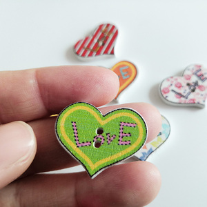 تصميم جديد لطيف اثنين من ثقب الزخرفية الحب المطبوعة أزرار القلب الخشبية للحرف اليدوية ديي - Product Image 4