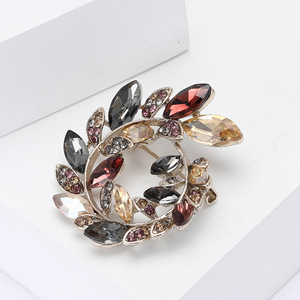<span class=keywords><strong>Broche</strong></span> Couronne d'<span class=keywords><strong>Olivier</strong></span> en Métal Exquis avec Strass, Plaqué Or, Forme Végétale, Entièrement Sertie de Diamants, pour Vente en Gros de Bijoux - Product Image 4