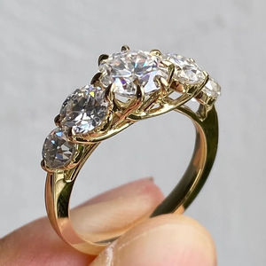 Anello Geometrico in Cristallo Rotondo per Donne, Elegante Anello alla Moda, Accessorio per Uso Quotidiano e Feste - Product Image 1