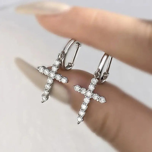 Orecchini pendenti a croce Kayseh in oro bianco con montatura a griffe di diamanti rotondi, gioielli religiosi unisex - Product Image 3