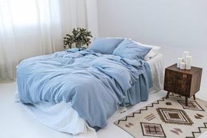 Parure de lit 3 pièces Donna Boho pour très grand lit, faite main, bleu ciel, 300 fils/cm², 100 % coton, housse de couette et 2 taies d'oreiller unies, boutons en noix de coco, qualité hôtelière - Product Image 3