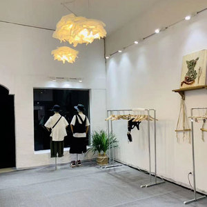 โคมไฟระย้ากระดาษ LED ทรงเมฆสำหรับตกแต่งภายในบ้าน ร้านกาแฟ ห้องนอน รูปทรงตัวอ่อนไหม ทำจากกระดาษลูกฟูก - Product Image 2