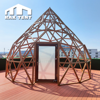 Maison dôme en verre de 6m pour tente de glamping avec cadre en aluminium en forme de pêche et recouvert de verre trempé et de panneau en bois
