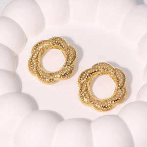Nuovi Orecchini a Perno in Acciaio Inossidabile Stile Europeo e Americano, Versatili e alla Moda, Popolare Design a Fiore <span class=keywords><strong>Martellato</strong></span> - Product Image 2