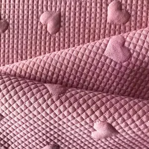 Roze Unieke Textiel Custom Hart Patronen Effen Kleur Jacquard Gewatteerde Polyester Gebreide Stoffen Voor Kinderen Kleding