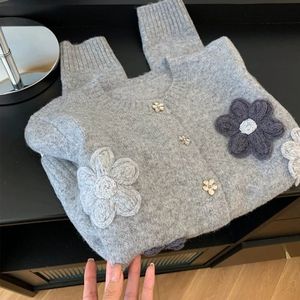 Cardigã Feminino Estilo Coreano Solto de Tricô para Outono Inverno Design Casual com Flores Bordadas e Decoração de Botões - Product Image 1
