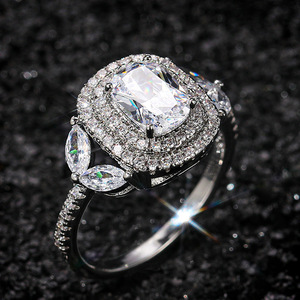 Anello con Cristalli Incastonati per Donne, Elegante e Impilabile, Accessorio Moda per Uso Quotidiano e Feste - Product Image 2