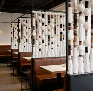 Décoration murale en macramé bohème - Décoration murale rustique avec pompons pour maisons de vacances de luxe - Product Image 2