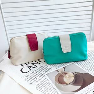 Sac de maquillage à fermeture magnétique en cuir PU Sacs à cosmétiques de grande capacité Trousse de toilette à la mode avec logo personnalisé pour le voyage Femmes Plage - Product Image 6