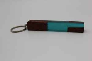 Accesorio Ligero Ideal para Estilos de Vida Modernos, Llavero de Resina Contemporáneo con Acabado Pulido, Diseño Abstracto - Product Image 6