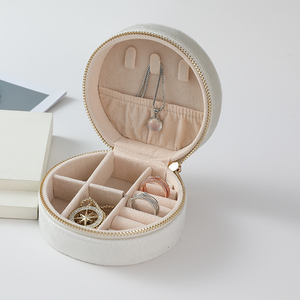 EleQueen - Estuche de Viaje Redondo Pequeño de Terciopelo con Logotipo Personalizado, Organizador de Joyas con Cierre de Cremallera y Cojín de Terciopelo para Collares y Joyas - Product Image 1