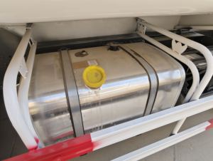 Camión <span class=keywords><strong>Cisterna</strong></span> <span class=keywords><strong>de</strong></span> Combustible Diésel HOWO 6x4 <span class=keywords><strong>de</strong></span> 10 Ruedas, 351-450 HP, 20,000 Litros (<span class=keywords><strong>5000</strong></span> <span class=keywords><strong>Galones</strong></span>), con Tanque <span class=keywords><strong>de</strong></span> Aleación <span class=keywords><strong>de</strong></span> Aluminio, Nuevo <span class=keywords><strong>de</strong></span> Fábrica en China - Product Image 2