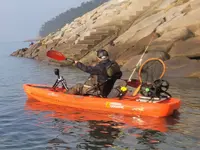 Vente en gros d'usine Kayak de pêche à pédales de 10 pieds avec pédales Bateau à propulsion à pédales en plastique océanique Canot de pêche