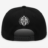 Gorra de Béisbol Personalizada de Alta Calidad, Estilo Gótico Urbano, con Visera Plana y Bordado Blanco en Relieve, OEM ODM