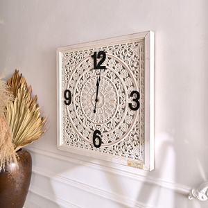 Horloge murale carrée en bois blanc rustique, mouvement à quartz, affichage à aiguilles, style antique, pour la décoration intérieure et le salon - Product Image 3