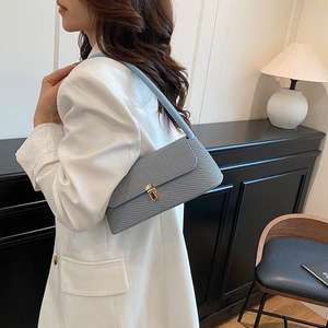 Sac à bandoulière rectangulaire avec boucle en métal pour femme - Product Image 6