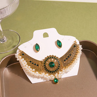 Ensemble de bijoux de mode Kundan, collier rond en perles de style bohème indien vintage, boucles d'oreilles à clous en diamant, luxe nuptial