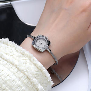 Montre à quartz pour femme, bracelet tressé de style cygne délicat, spéciale Noël - Product Image 5