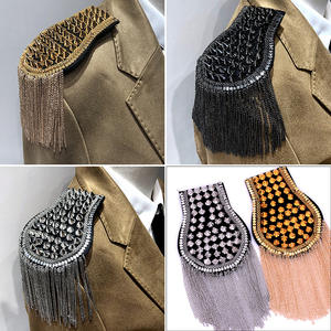 Venta al por mayor hombro charreteras borla enlace cadena Punk remaches flecos Charretera hombro insignia escenario vestido uniforme Accesorios - Product Image 2