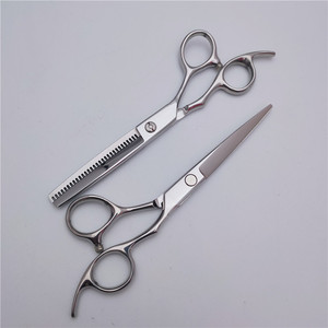 กรรไกรตัดผมมืออาชีพ 6.0 นิ้ว กรรไกรซอยผมสแตนเลส กรรไกรตัดผมแบบแบน สำหรับใช้ในร้านทำผม - Product Image 1