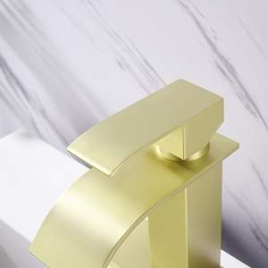 Grifo de Baño Monomando con Caño en Cascada, Acabado Dorado, Montaje en Pared, Diseño Contemporáneo para Baños - Product Image 3