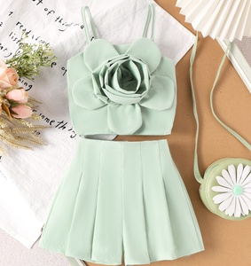 Set Casual 2 Pezzi per Bambine 2026: Top Corto Verde con Fiore 3D + <span class=keywords><strong>Pantaloncini</strong></span> Plissettati - Product Image 1