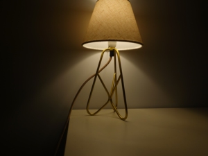 Petite <span class=keywords><strong>lampe</strong></span> de table Base en céramique de style français avec abat-jour en tissu Parfait pour les tables de chevet de la chambre et les tables d'appoint confortables - Product Image 3