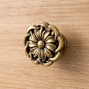 Bouton de tiroir traditionnel en laiton, design floral rond, pour quincaillerie d'armoires de cuisine - Product Image 1
