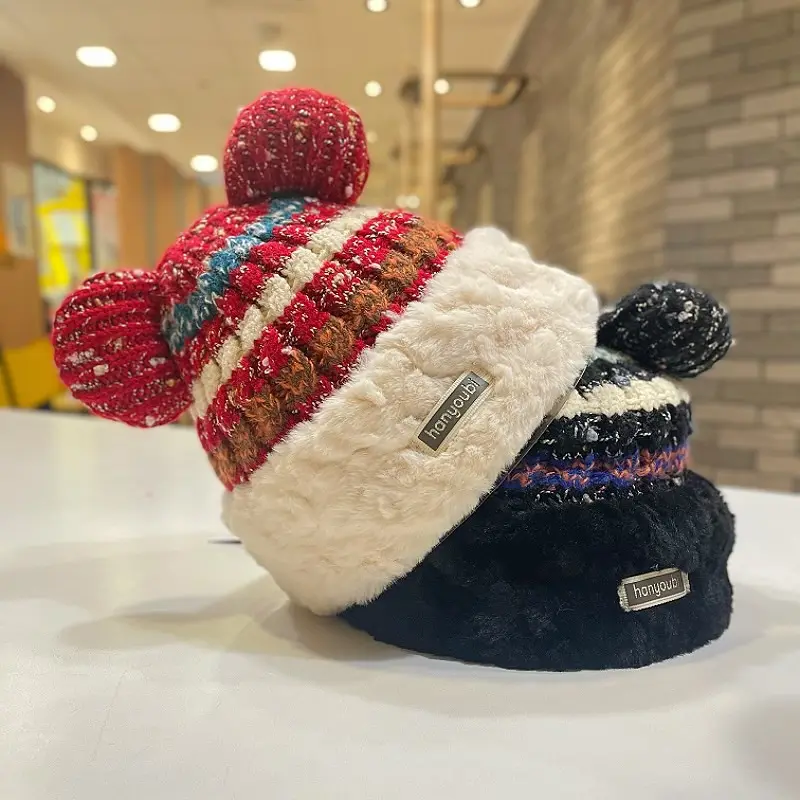 Simpatico berretto di lana con orecchie da orso lavorato a maglia da donna invernale a doppio strato caldo a righe di colore misto con cappello freddo foderato in pile