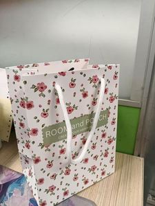 Low MOQ Luxury <b>White</b> Cardboard <b>Bag</b> with Handles Delicate Design for <b>Small</b> Shop Gift Retail Packaging - Product Image 4