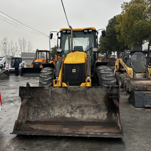 Chargeuse-pelleteuse d'occasion JCB 4CX de haute qualité, modèle 2021, capacité nominale de 4 tonnes, faible nombre d'heures de travail, moteur diesel, pompe, moteur - Product Image 4