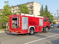 Nouveau Véhicule de Secours et d'Extinction d'Incendies Diesel Dongfeng Aérien 4x2 à Transmission Automatique, Capacité de Réservoir 3001-5000L