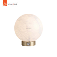 Lampe de table minimaliste ronde en albâtre espagnol avec base en laiton pour hôtel, villa, salon