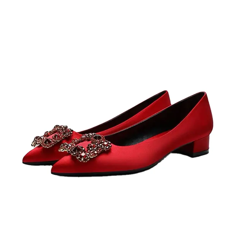 Sepatu tunggal gesper persegi kualitas tinggi dengan gesper kepingan salju satin sepatu wanita ringan merah berlian imitasi runcing tumit tebal