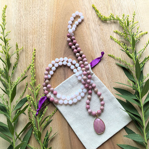 Mala en quartz rose <span class=keywords><strong>de</strong></span> <span class=keywords><strong>Madagascar</strong></span>, pendentif en <span class=keywords><strong>rhodonite</strong></span>, collier <span class=keywords><strong>de</strong></span> méditation noué à la main (108 perles), bijoux <span class=keywords><strong>de</strong></span> yoga, cristaux <span class=keywords><strong>de</strong></span> guérison, cadeau <span class=keywords><strong>de</strong></span> mise en terre - Product Image 5