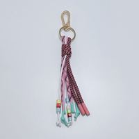 Llavero de mosquetón con borla de cuerda de poliéster tejida y cuentas con letras, estilo Y2K, colgante elegante para bolso y accesorios colgantes