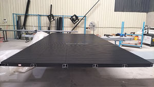 <span class=keywords><strong>Puerta</strong></span> de <span class=keywords><strong>garaje</strong></span> automática de aluminio negro moderno listón de montaje empotrado australiano con <span class=keywords><strong>motor</strong></span> de rejilla precio al por mayor para villas - Product Image 5